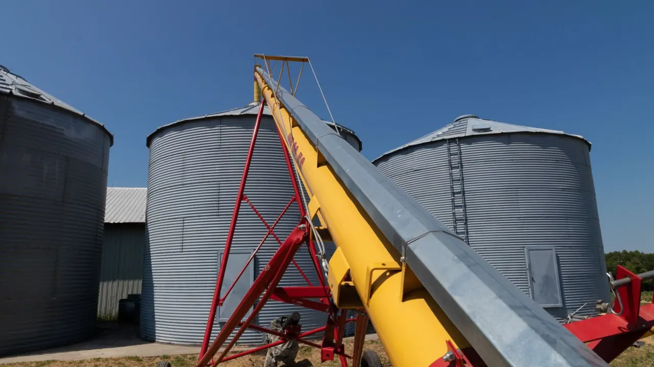 how does a screw conveyor work